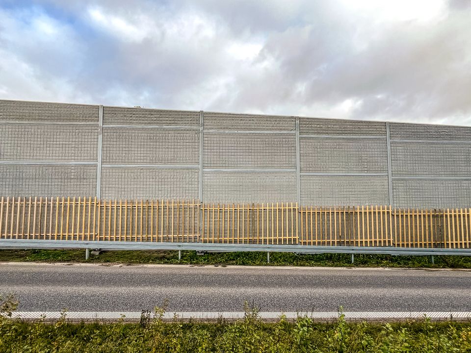Støjskærmen ved Vorup stod klar i november 2025, men nu skal enkelte monteringsskader udbedres. Foto: Vejdirektoratet
