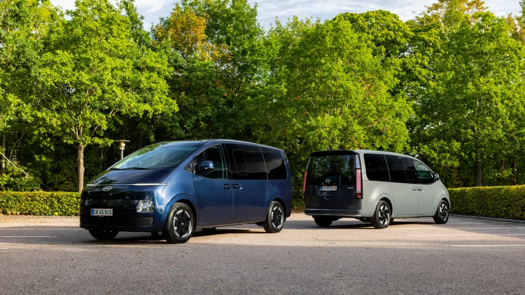 Ny elektrisk Hyundai-minibus får dansk pris: Plads til ni fra 429.995 kr.